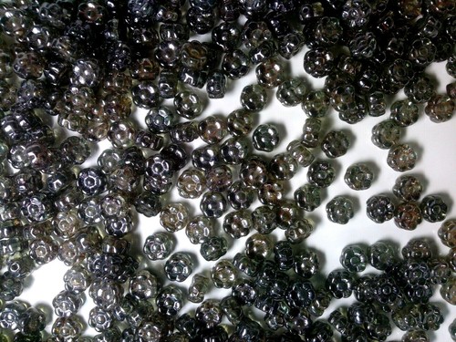 Vtg 100 LUMI GREEN FLOWER GLASS BEADS 6mm 051220c - Picture 2 of 3