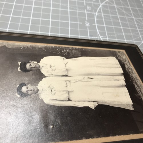Due giovani donne fotografia d'epoca da studio su tavola c 1331 - Foto 7 di 21