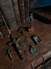 Lot objets religieux anciens crucifix médailles Guadalupe Vierge nacre statuette
