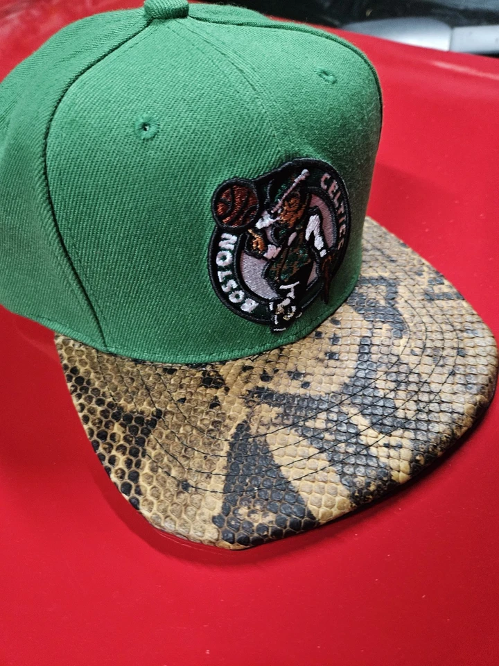 Sombrero con correa de piel de serpiente Boston Celtics, como sombreros Just Don Foto 3 de 4