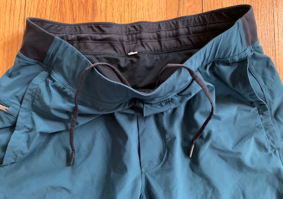 Pantalones Cortos Lululemon Para Hombres Pace Breaker Forrados Talla Pequeña Usados en Excelente Condición Verde azulado Foto 4 de 4