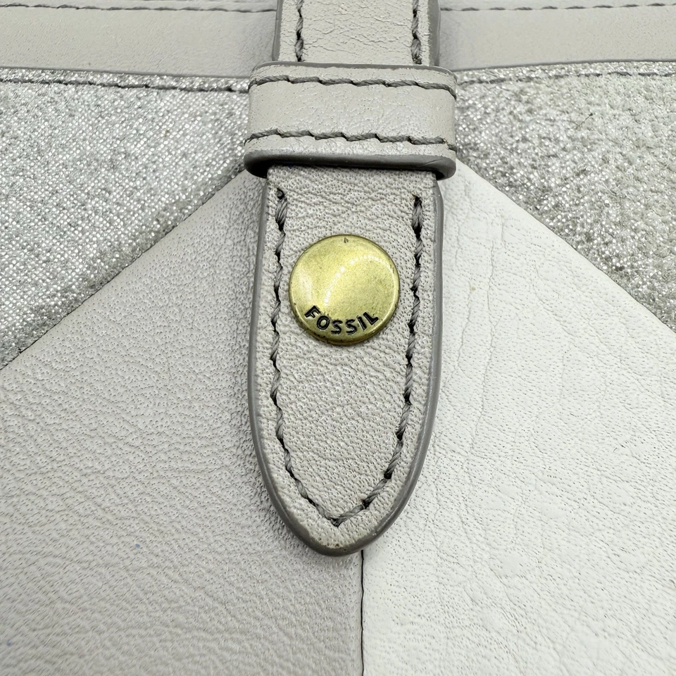 Cartera sin asas Fossil Fiona Tab de cuero/gamuza champán geo metálico beige Foto 3 de 4