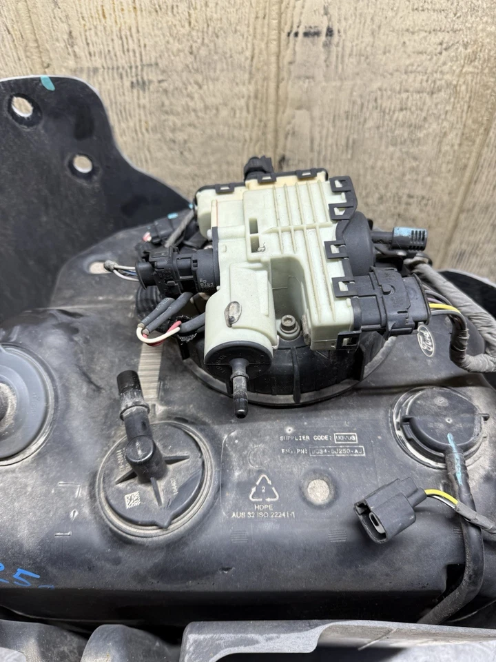 2011-2016 Ford F250 F350 Super Duty Pickup DEF Exhaust Fluid Tank and Pump OEM - Image 4 of 4