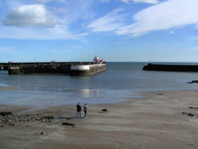 Foto 6x4 Safe Haven Arbroath Die Einfahrt zum Arbroath Hafen. the break c2008