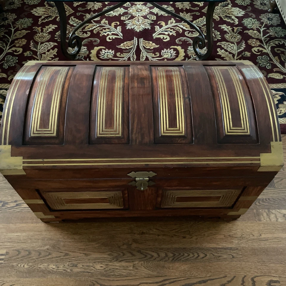 Baúl cúpula de palo de rosa macizo/caoba y latón - EXCELENTE ESTADO Foto 2 de 4