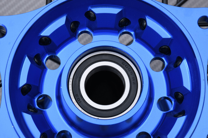 Roue arrière enduro renforcée bleue Husaberg TE 300 18 pouces - 3