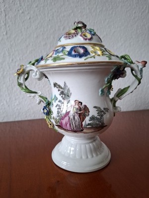Meissen - Seltene museale Potpourri Deckelvase mit '' Watteau-Malerei'' um 1740-45
