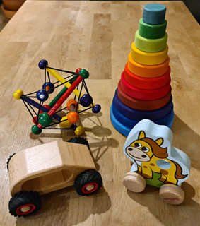 Baby Holzspielzeug 4 teilig Swish Motorikschleife Stapelturm Holzauto Holzpferd