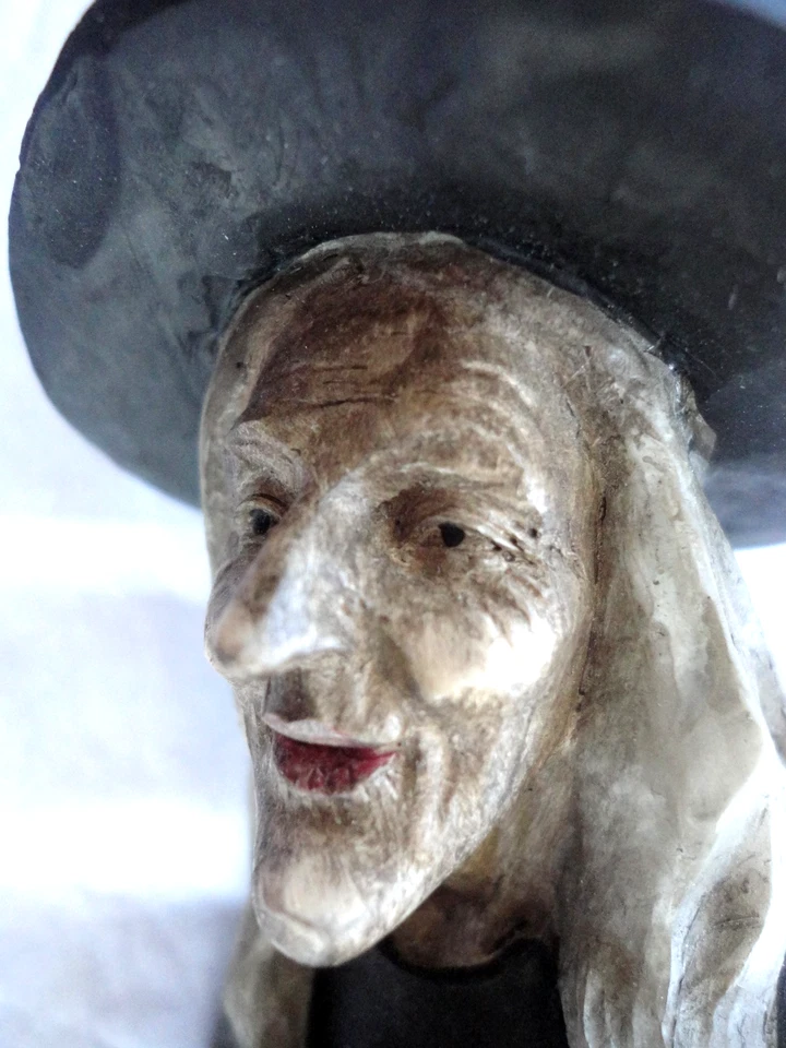 Estatuilla de bruja FAUX madera tallada LQQK - 11" espeluznantemente detallada lindo gato en sombrero TOO Foto 2 de 4