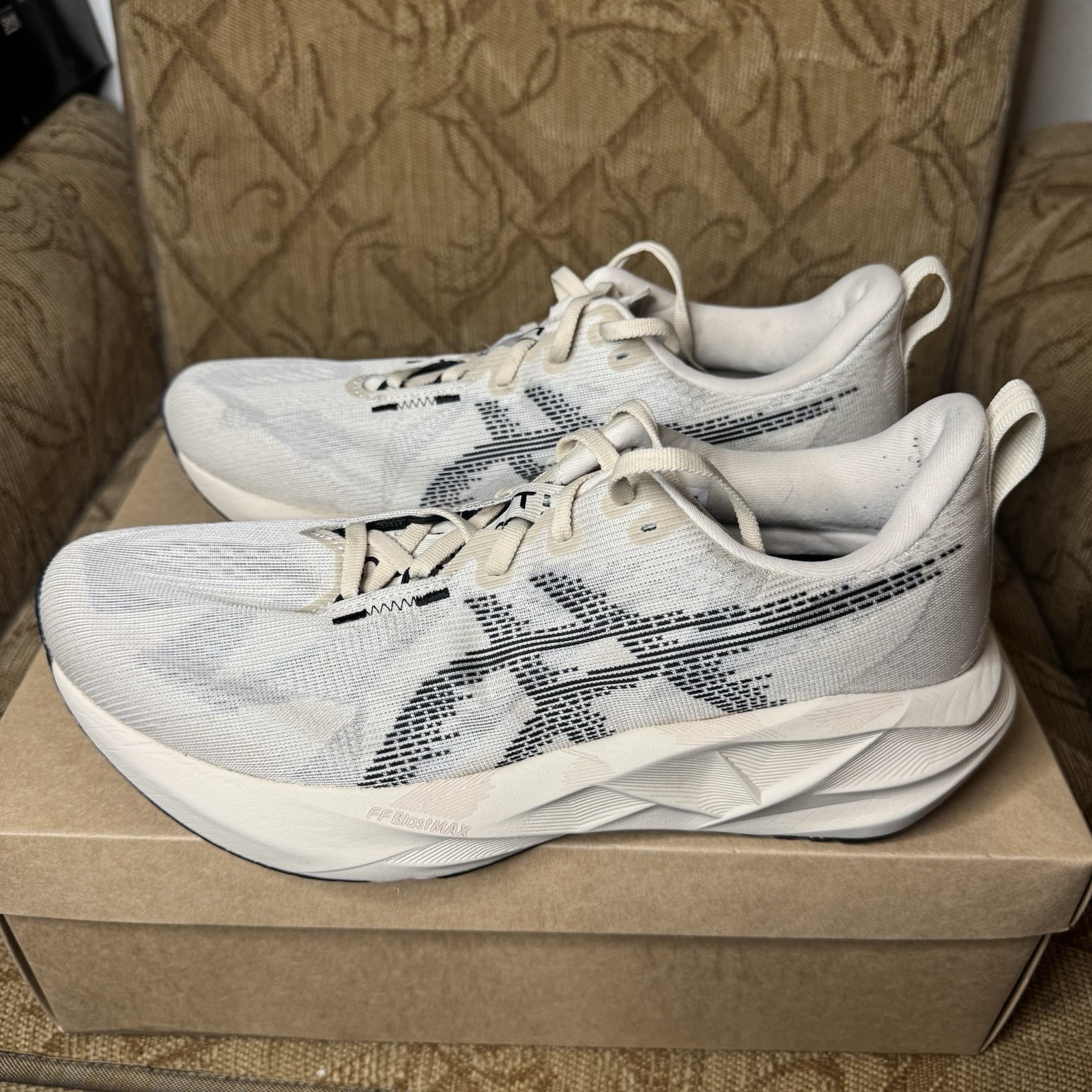 Asics Mens Novablast 5 1011B974 White Running Shoes Sneakers Size 7.5 Nice