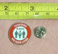 Prendedor de solapa voluntario de la Cruz Roja Americana Together We Save Lives
