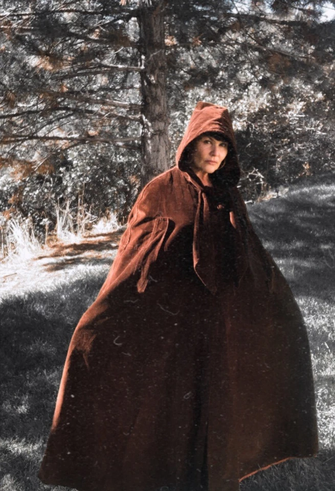 Antigua capa con capucha de terciopelo marrón Foto 2 de 4