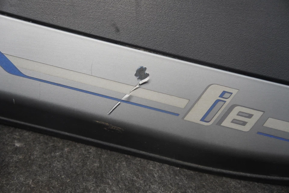 Panel de moldura de cubierta de entrada del umbral de la puerta del lado izquierdo del conductor 51477314937 BMW i8 14-20 *Nota Foto 2 de 4