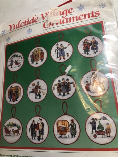 DIMENSIONI Kit punto croce contato YULETIDE VILLAGE ORNAMENTI 8385 (alcuni fatti) - Foto 3 di 6