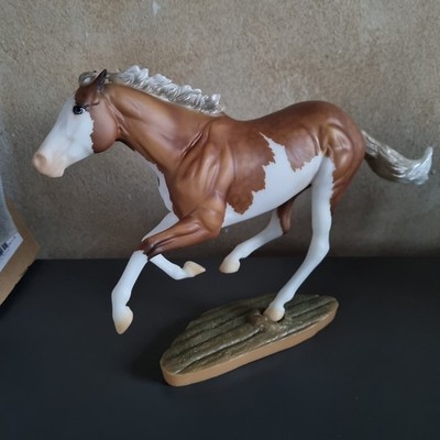 Breyer Pferd Dark Horse Surprise matte Palomino SR, lim.auf 1.050 Stück weltweit