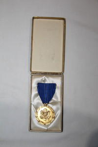 NICE POST WWII ARMY EXCEPTIONAL CIVILIAN SERVICE AWARD MEDAL IN BOX, SLOT BROACH
