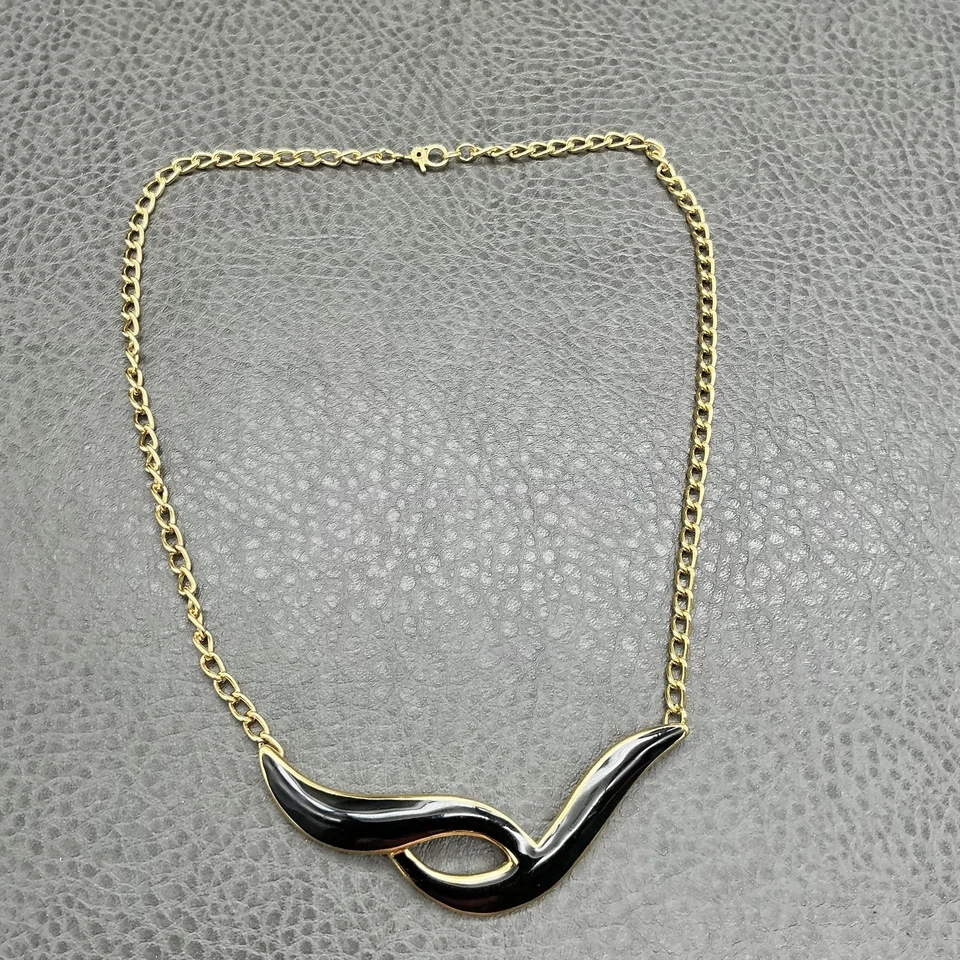 Collar Monet llamativo esmalte negro asimétrico chapado en oro 18 pulgadas Foto 2 de 4
