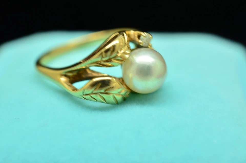 Banda de anillo de diamantes y perlas blancas de oro amarillo de 14K con diseño de hoja talla 6,75 Foto 3 de 4