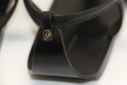 Sandali Tom Ford neri in pelle e metallo dorato con cinturino a T piatto EU 40,5 US 8,5 - Foto 13 di 23