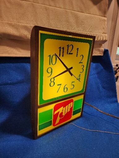 VINTAGE 1980s 7 UP STORE ADVERTISING LIGHTED WALL CLOCK