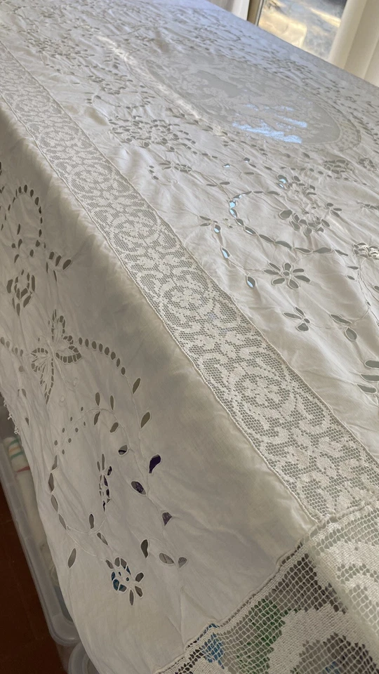 nappe brodée main ancienne avec ANGELOTS/680070A30 - Photo 4/4