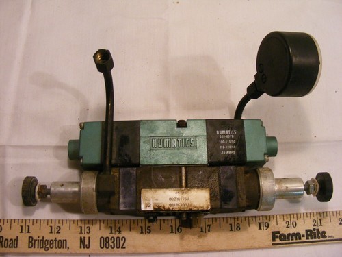 Numatics 082Rc115J W/081SS500K046T30 & 228-837B block w/Gauge 0-160 psi - Picture 2 of 8