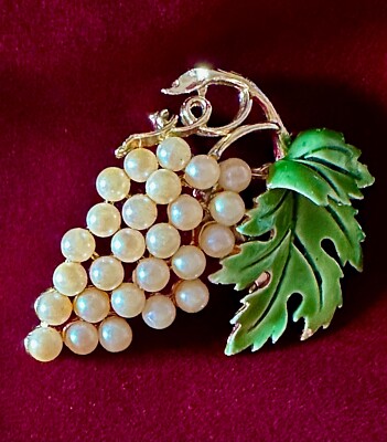 Cream Pearls Enameled Leaf Brooch Grape Cluster Gold Tone Vines 2''x2'' Safety Clp