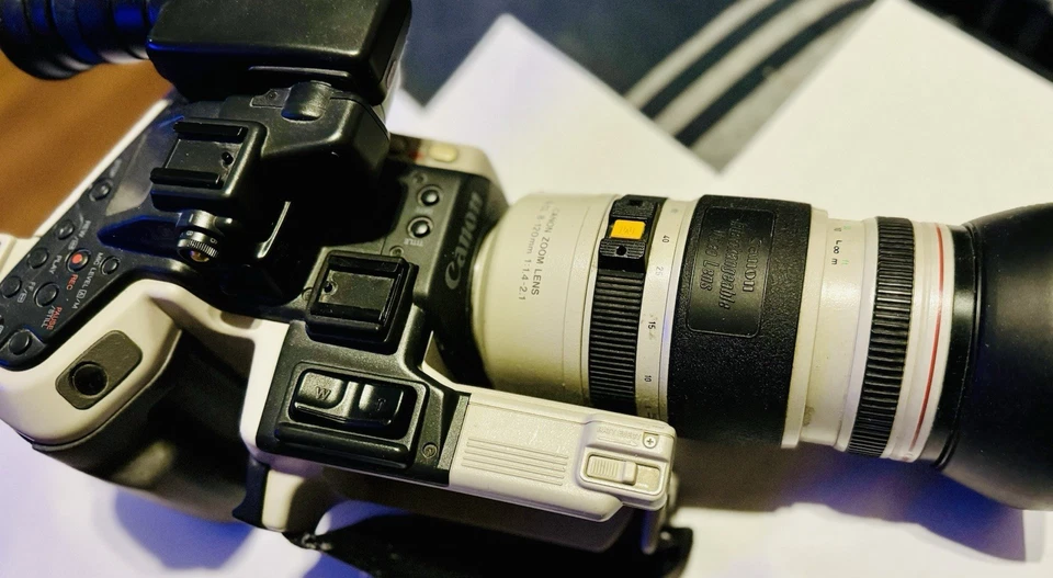 Cámara de video Canon Canovision L1 Hi8 con sistema de lente zoom 15x intercambiable Foto 2 de 4