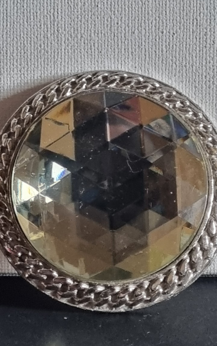 Broche ronde Charles Jourdan vintage métal argenté pour sublimer un blazer au quotidien