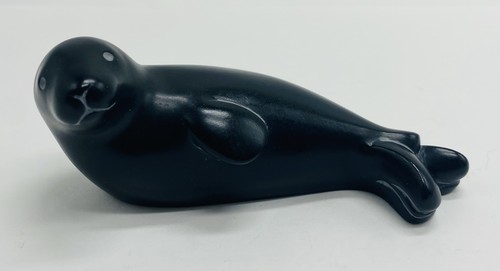 VINTAGE BOMA CANADA INUIT  BLACK SOAPSTONE SEA LION SEAL HAND CARVED FIGURINE