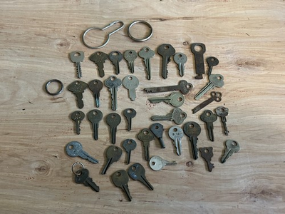 #ad Key Vintage Junk Drawer Lot Of 35 Keys Unusual Nice Assortment Gramps Estate $19.95