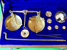 COFFRET BALANCE DE PRÉCISION, TRÉBUCHET 2 PLATEAUX et POIDS