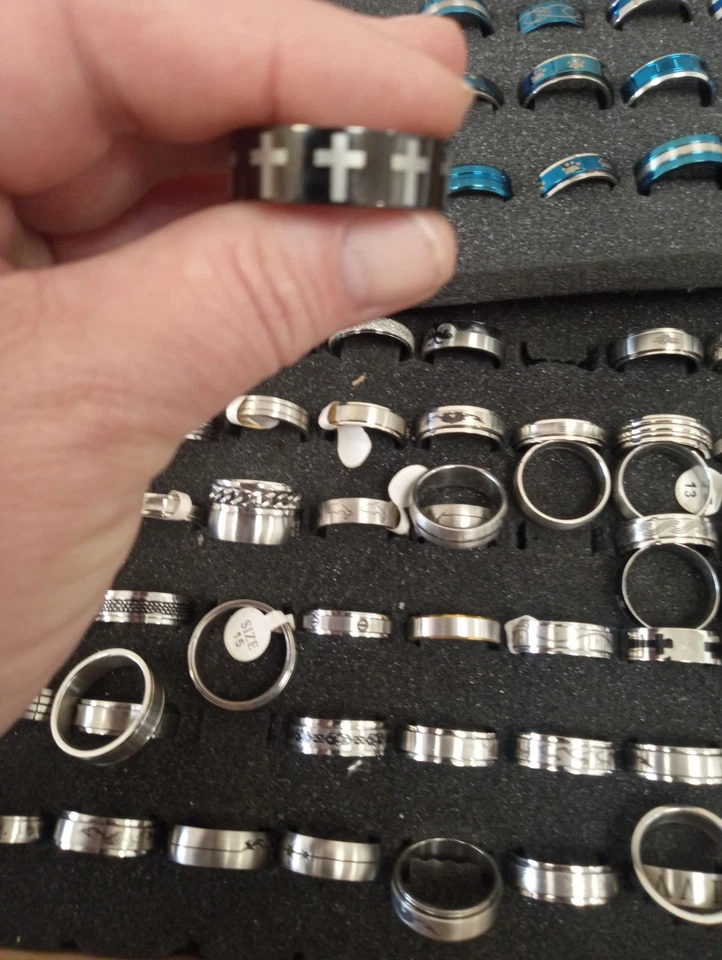 Lote de anillos vintage de acero inoxidable, 72 unidades.  Precio de venta sugerido por el fabricante $720. Foto 2 de 4