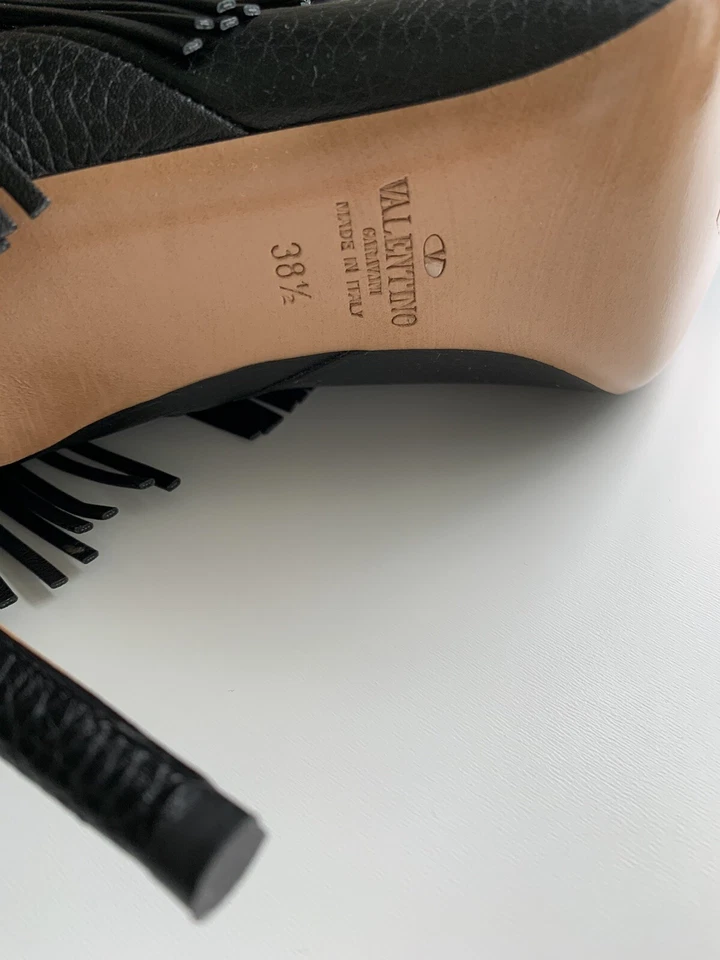 NUEVOS VALENTINO GARAVANI Rockee Flecos Cuero Negro Botines Talla 38.5 $1595. Foto 2 de 4