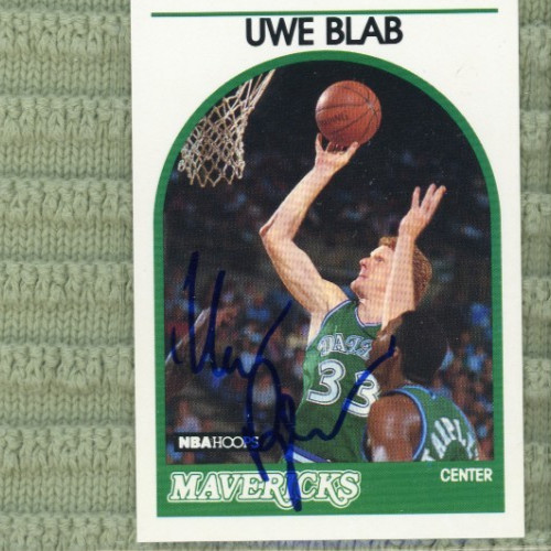 1989-90 HOOPS #104 Uwe Blab Dallas Mavericks RC SIGNED AUTOGRAPHED CARD