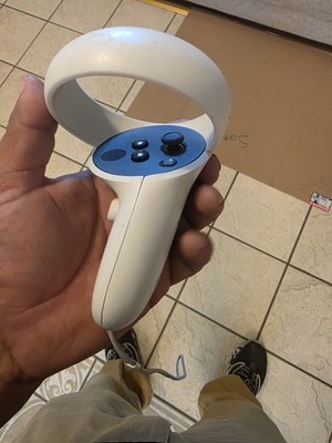 Meta VR Right-Hand Controller, white for parts and replacement only BROKEN