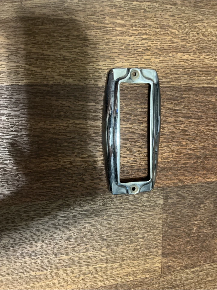 Bisel de luz trasera Kiaser Frazer 1947-48 Foto 3 de 4