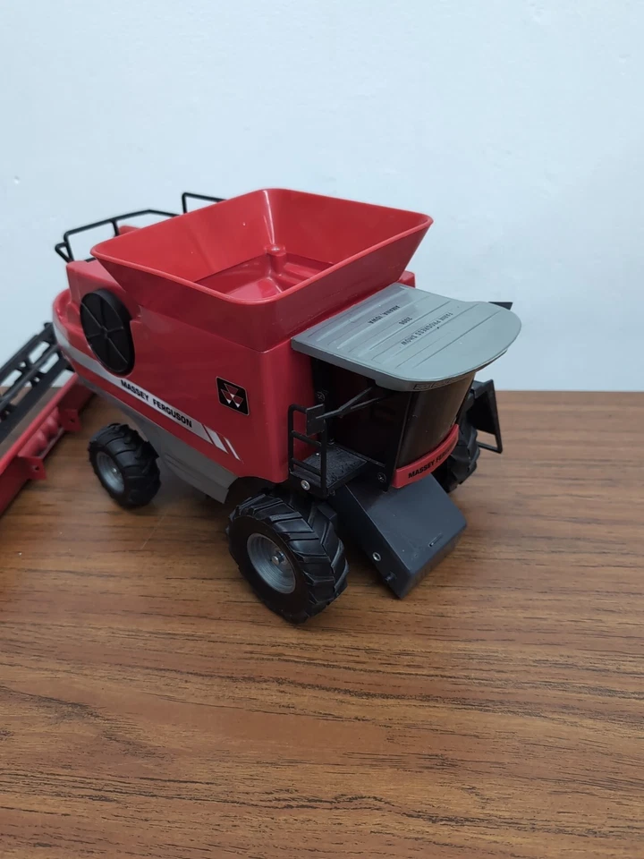 1/24 Massey Ferguson 9895 Combine W/Corn Head by Scale Models - Image 4 of 4