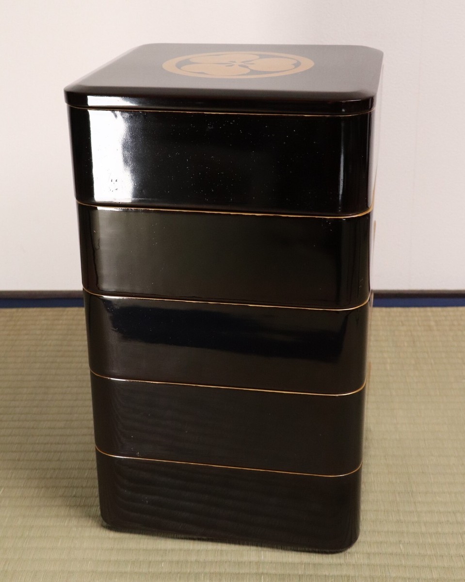 Japanese Lacquer Wooden 5 Tiered Boxes Jubako Golden Samurai Crest