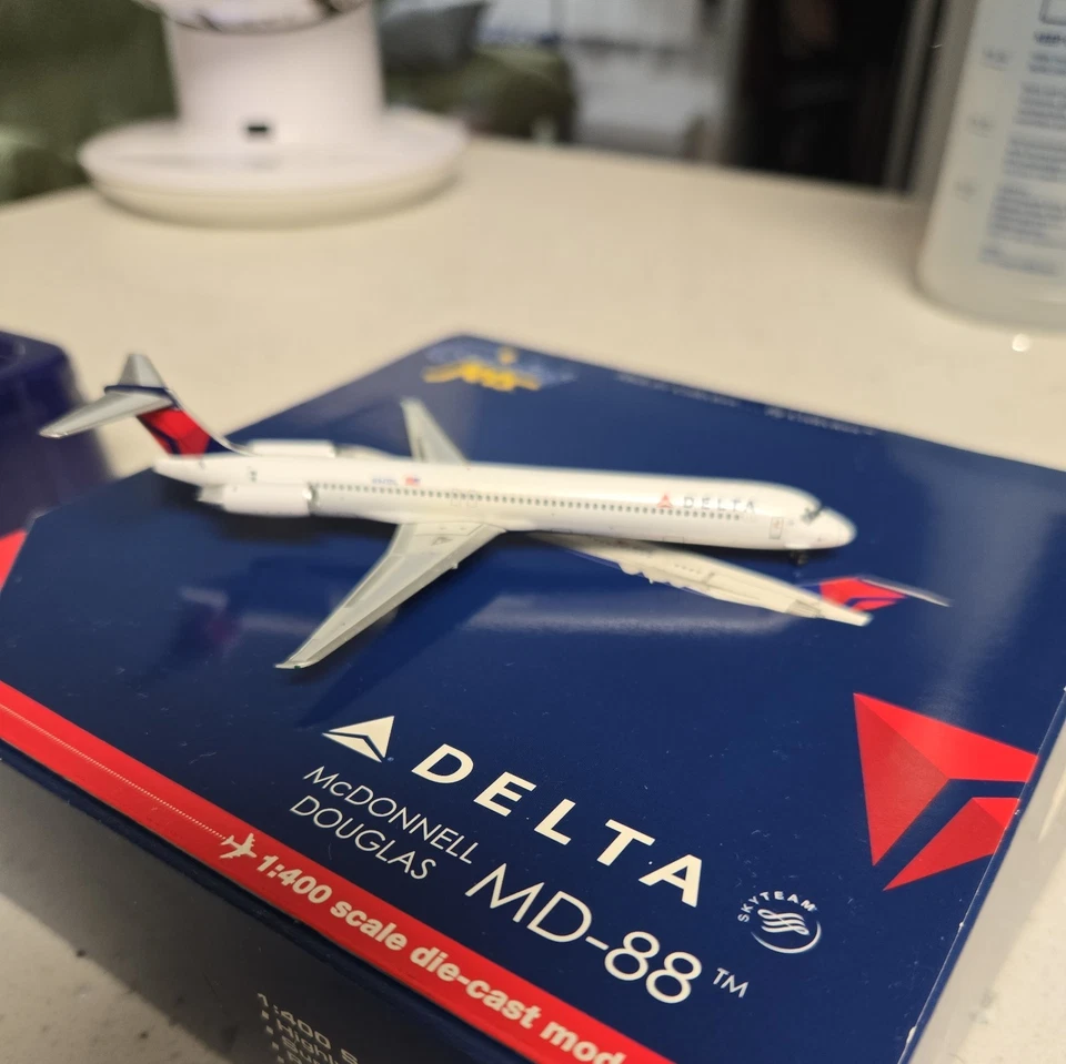 1:400 McDonnell Douglas MD-88 - Delta - Gemini Jets - GJDAL344 - N947DL - RARO Foto 4 de 4