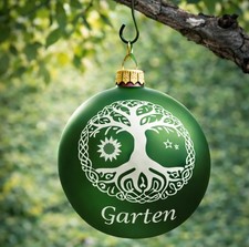 Grüne Gartenkugel 20 cm mit Lebensbaum – Symbolische Gartendeko „Leben“
