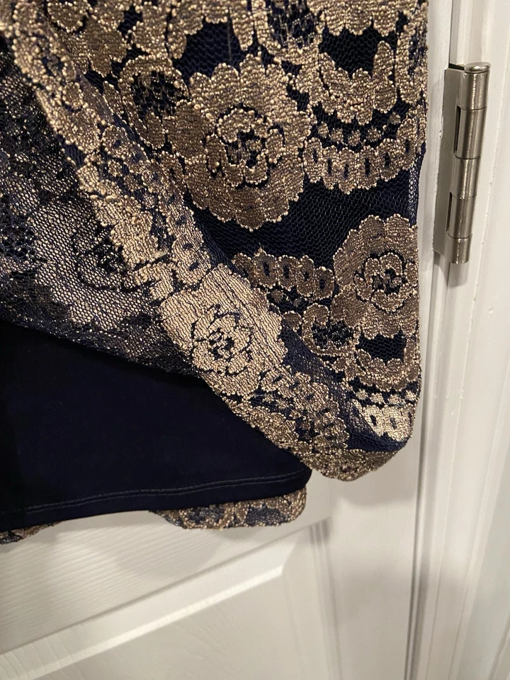 Платье-футляр Jessica Howard Evenings размер 12 с длинным рукавом темно-синее золотистое кружевное - Изображение 3 из 4