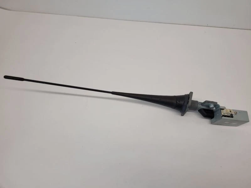 ANTENA MONTADA EN CUARTO DERECHO FORD MUSTANG 2010-2014 Foto 2 de 4