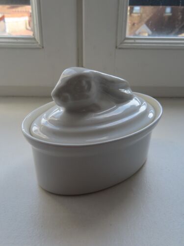 Terrine blanche en céramique bouchon en forme de lapin de la maison Petit Jean - Photo 1/10