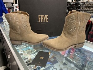 frye billy stud