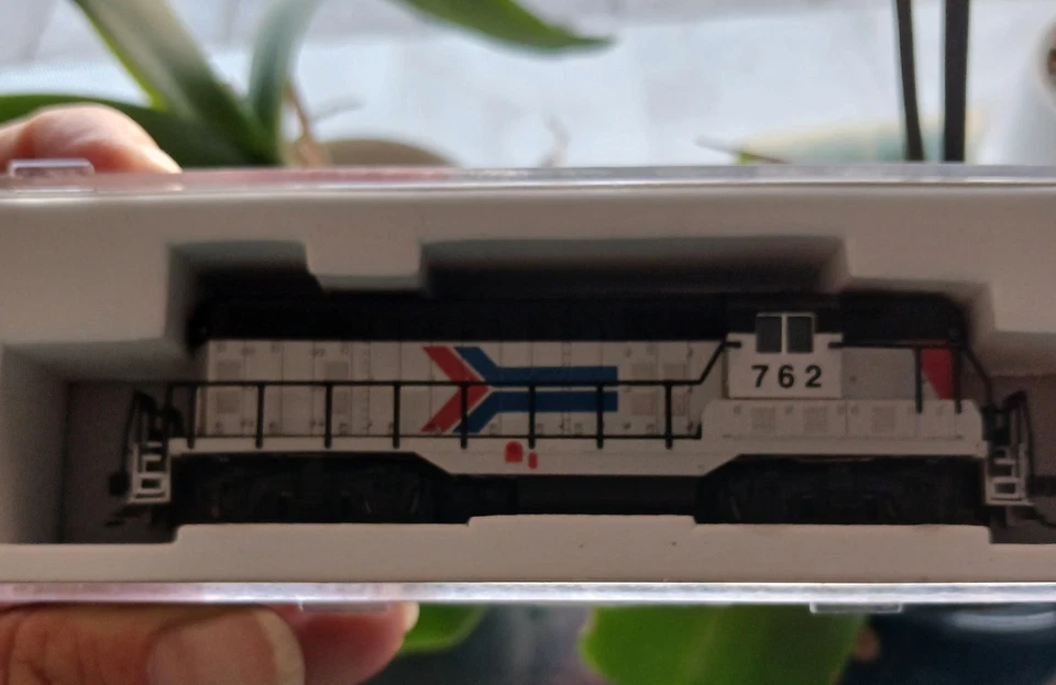 Atlas N Scale GP-7 Amtrak GP-7 Ph1 Locomotive Armtrack Road #762 - Image 3 of 4