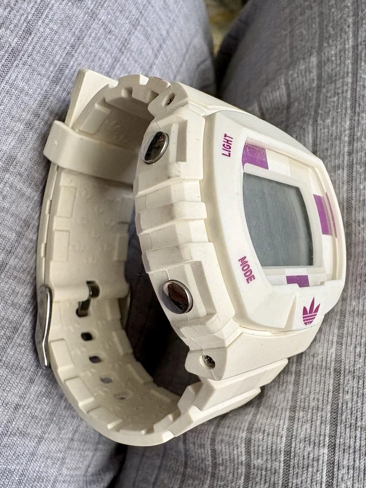Reloj digital Adidas blanco correa de resina Foto 2 de 2