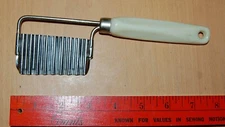 VTG vegetable garnisher cutter white plastic handle MCM Potato Carrot Fries Chip