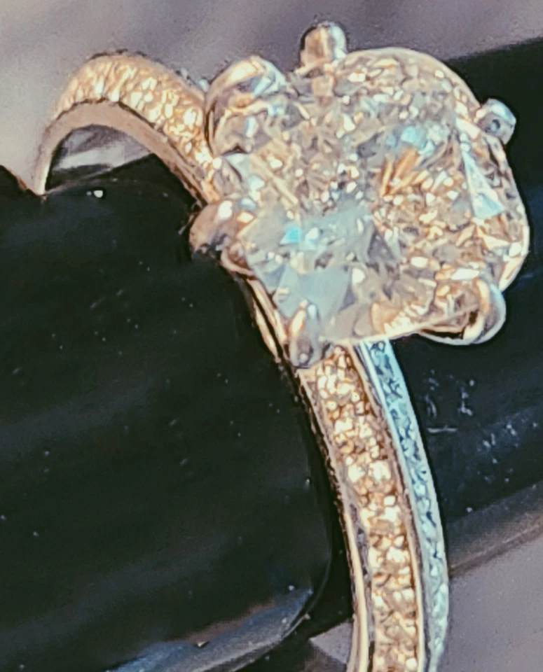 Anillo de compromiso de diamantes talla fusión creado en laboratorio Bluenile de 1,76 quilates Foto 3 de 4