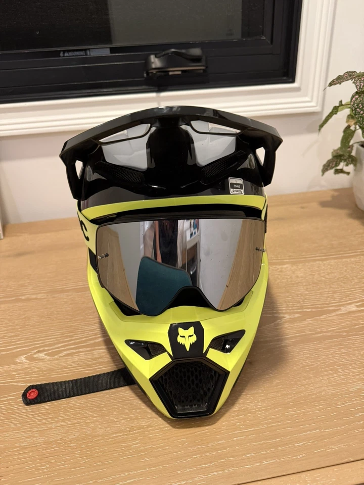 Size large Fox Racing 2025 V1 Flow Helmet Comes with havoc goggles!!! - Image 3 of 4